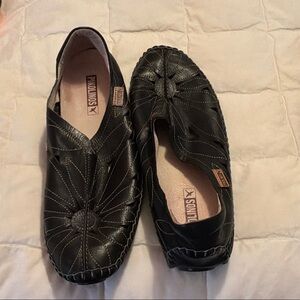 Pikolinos Black Leather Jerez Loafers with Flower Stitch Detail-Sz.40